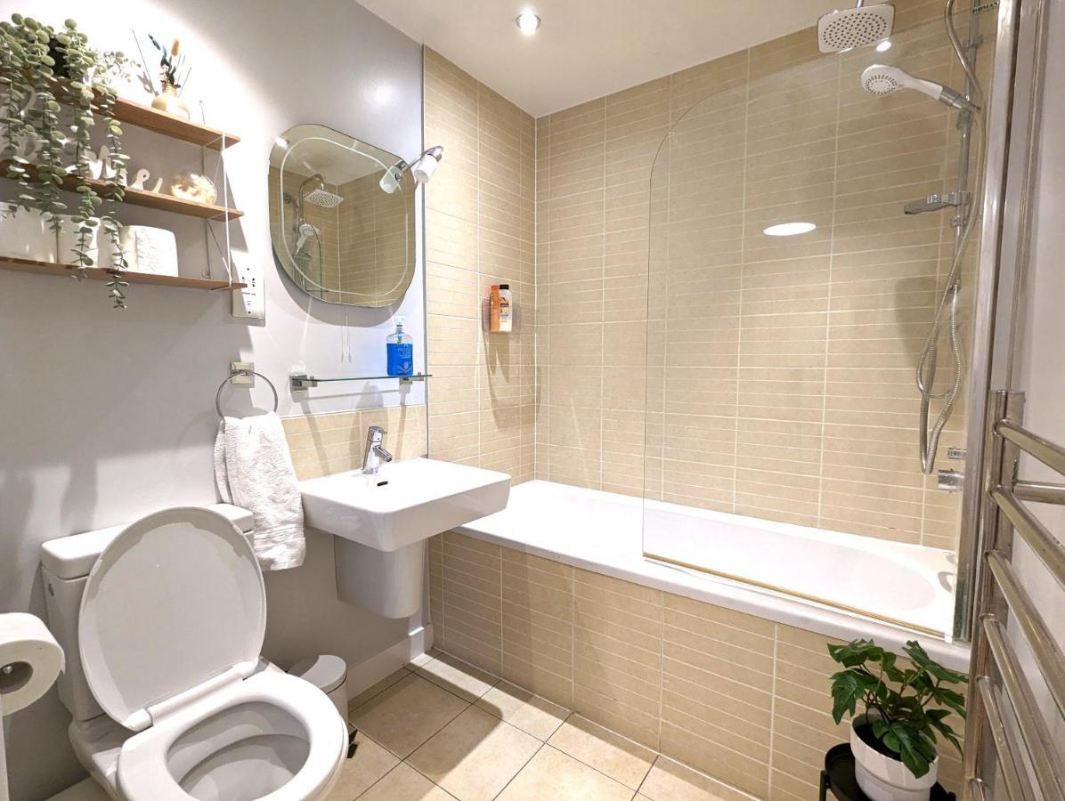 Centre Morden 1-bedroom Near Dock