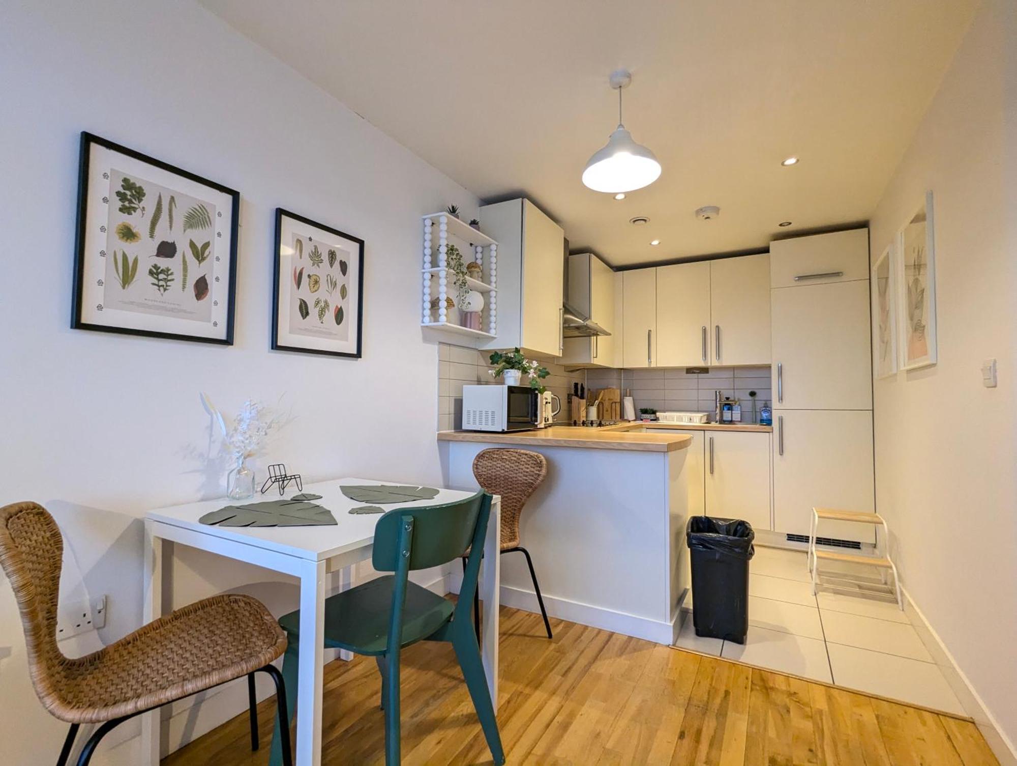 Centre Morden 1-bedroom Near Dock Apartment *